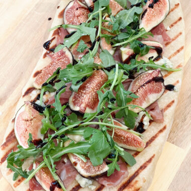 grilled pizza with figs, blue cheese and prosciutto